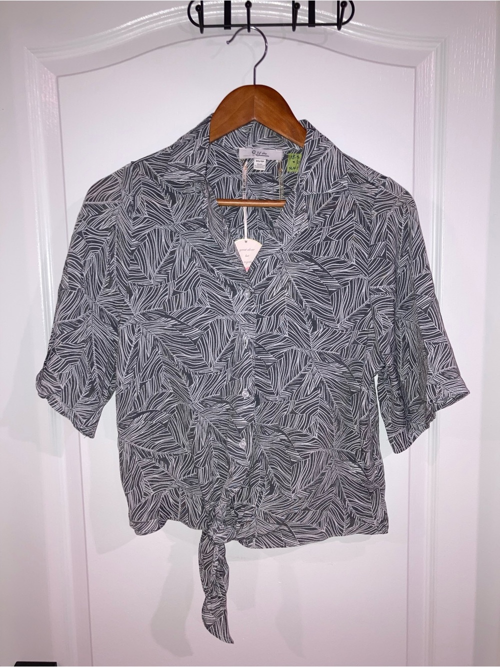 C by One Grey & White Leaf Pattern Button Up Shirt w/ Front Tie - size XS